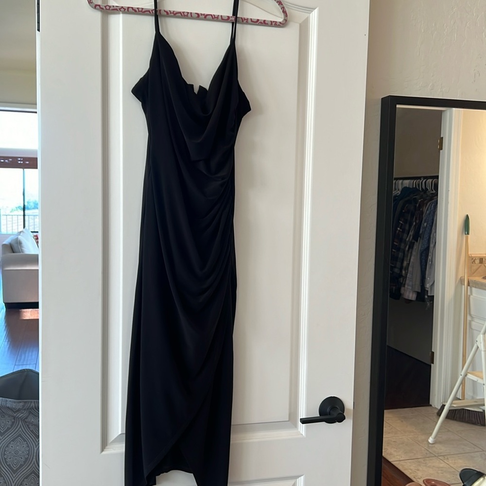 Simple black dress - midi length - Fits like a gloved with gathering on the side
